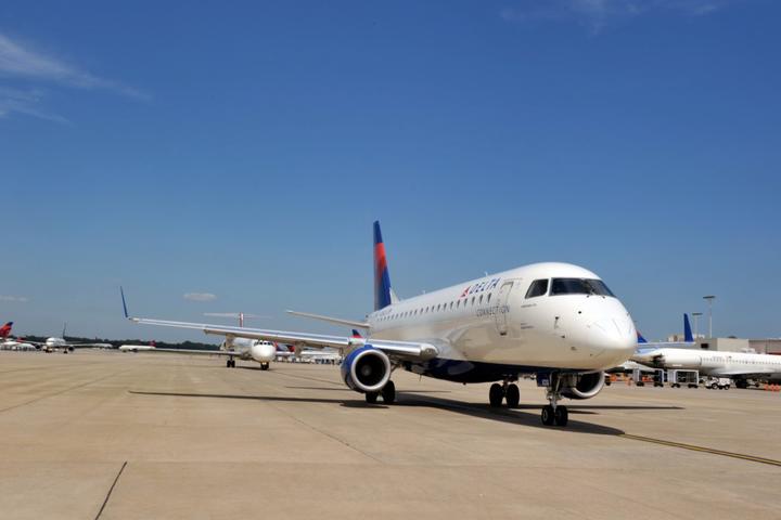 ERJ-175, parked